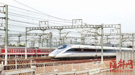 CRH380A動(dòng)車與老式火車并行進(jìn)出站,歷史與現(xiàn)代在此交融