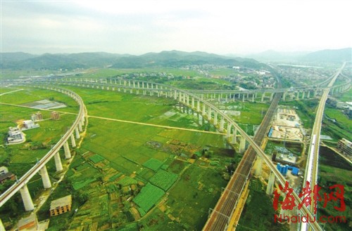 上饒站東側(cè)數(shù)公里,多條鐵路聯(lián)絡(luò)線在此交匯,將合福高鐵和滬昆高鐵連接